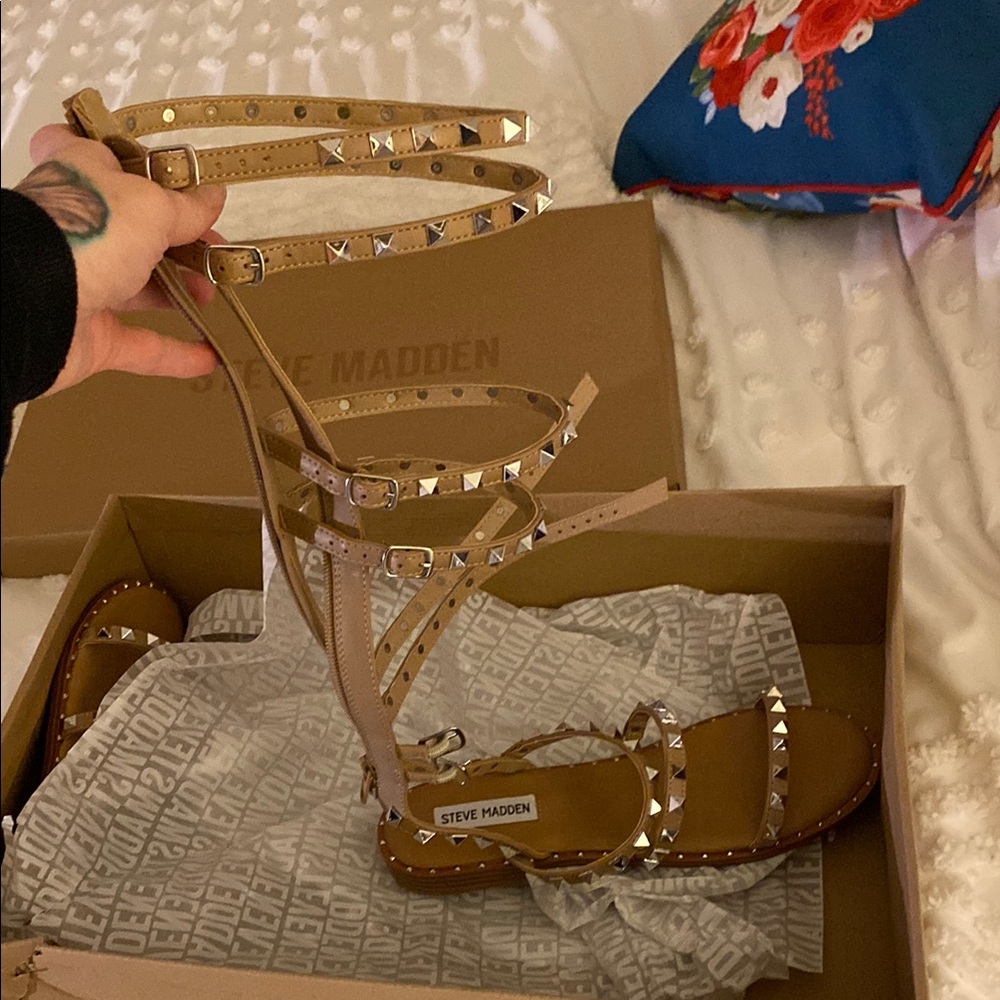 New never worn Steve Madden Tan Studded Women's Sandals